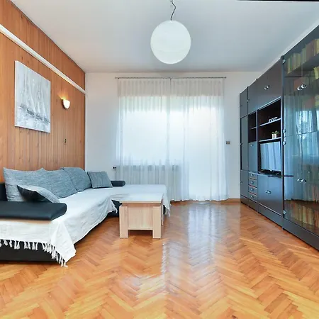 Loris 1947 Apartman