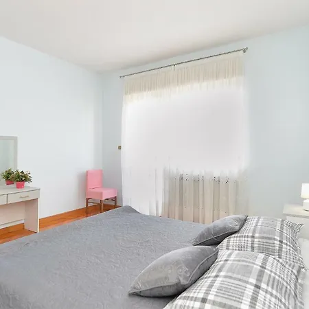 Loris 1947 Apartman