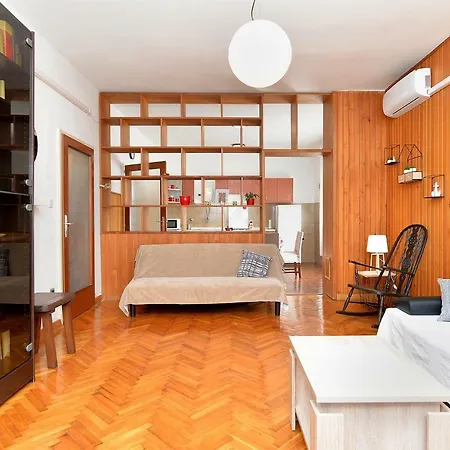 Loris 1947 Apartman *