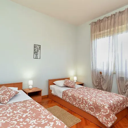 Loris 1947 Apartman *