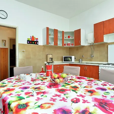 Loris 1947 Apartman