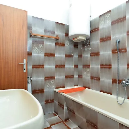 Loris 1947 Apartman